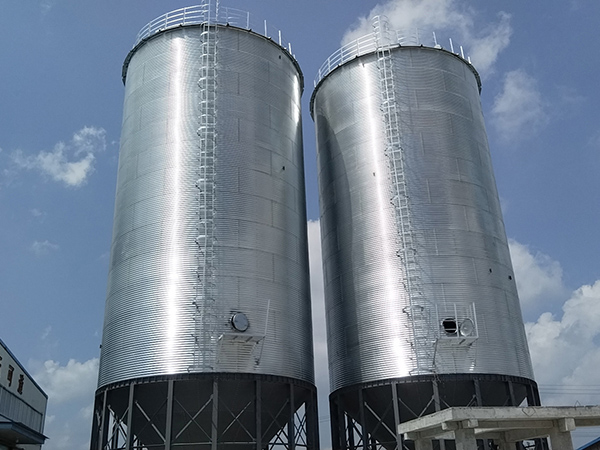 The installation of two 600T steel plate silos at Anhui Lu'an Feed Factory has b