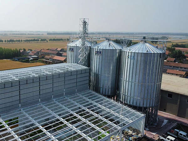 The steel silo of this project is composed of 6 steel silos of 1500 tons