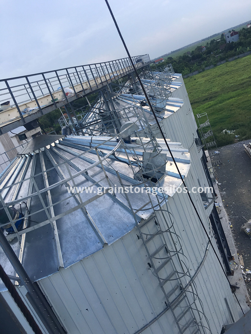 Hopper bottom silos